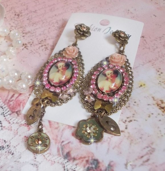 BO Rosalene criado com cristais, flores de resina, encantos e materiais diversos 