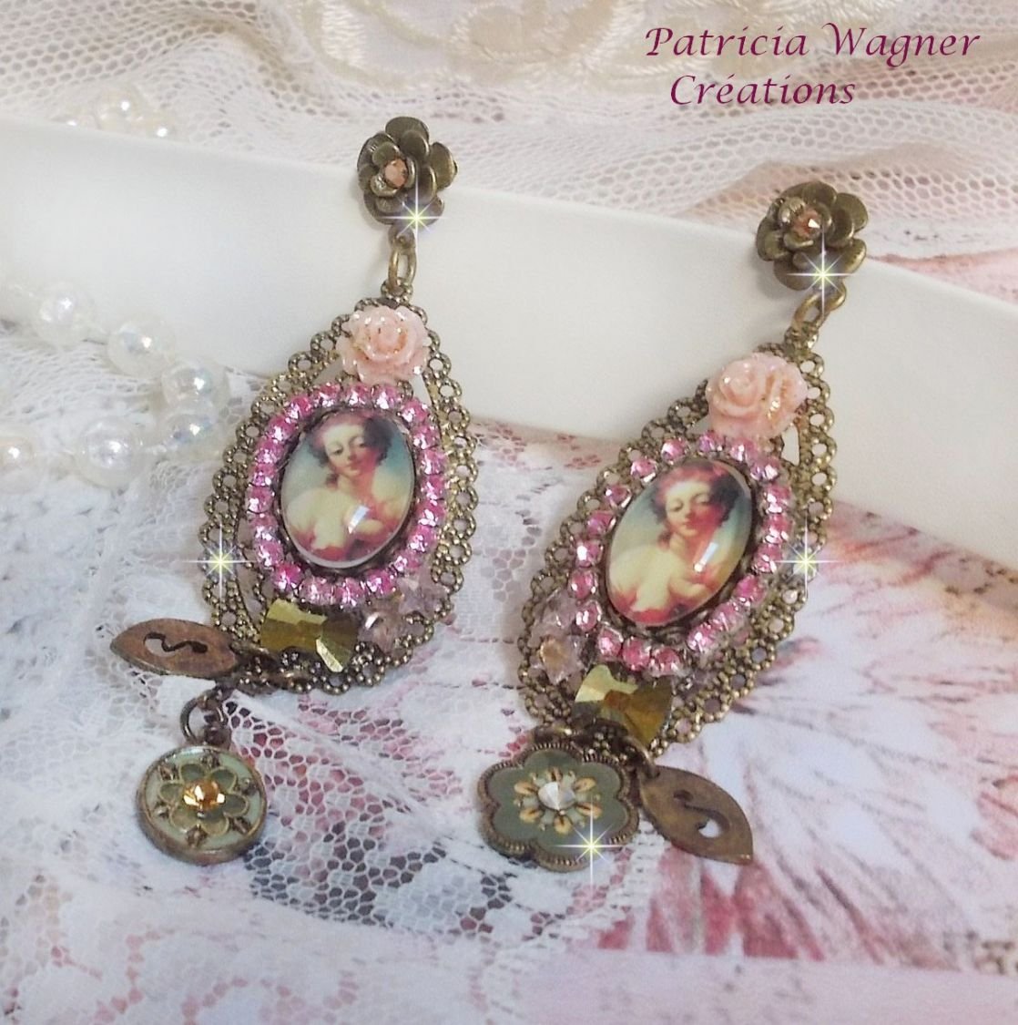 BO Rosalene criado com cristais, flores de resina, encantos e materiais diversos 