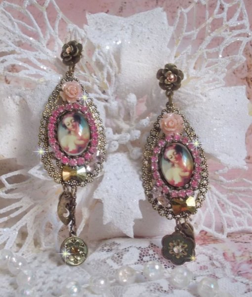 BO Rosalene criado com cristais, flores de resina, encantos e materiais diversos 