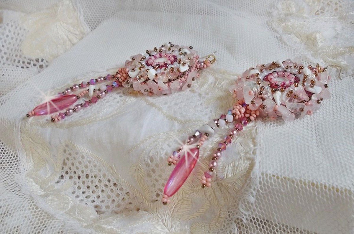 BO Rose Royale bordado com cabochões de madrepérola, lascas de quartzo branco e Howlite, Cristais Swarovski, Foguetes Rosa, contas de sementes e ganchos de 14 quilates cheios de ouro