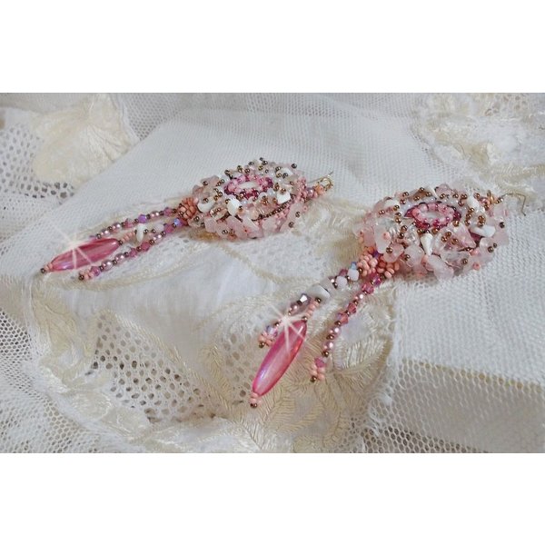 BO Rose Royale bordado com cabochões de madrepérola, lascas de quartzo branco e Howlite, Cristais Swarovski, Foguetes Rosa, contas de sementes e ganchos de 14 quilates cheios de ouro