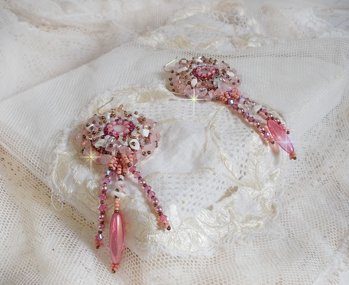 BO Rose Royale bordado com cabochões de madrepérola, lascas de quartzo branco e Howlite, Cristais Swarovski, Foguetes Rosa, contas de sementes e ganchos de 14 quilates cheios de ouro