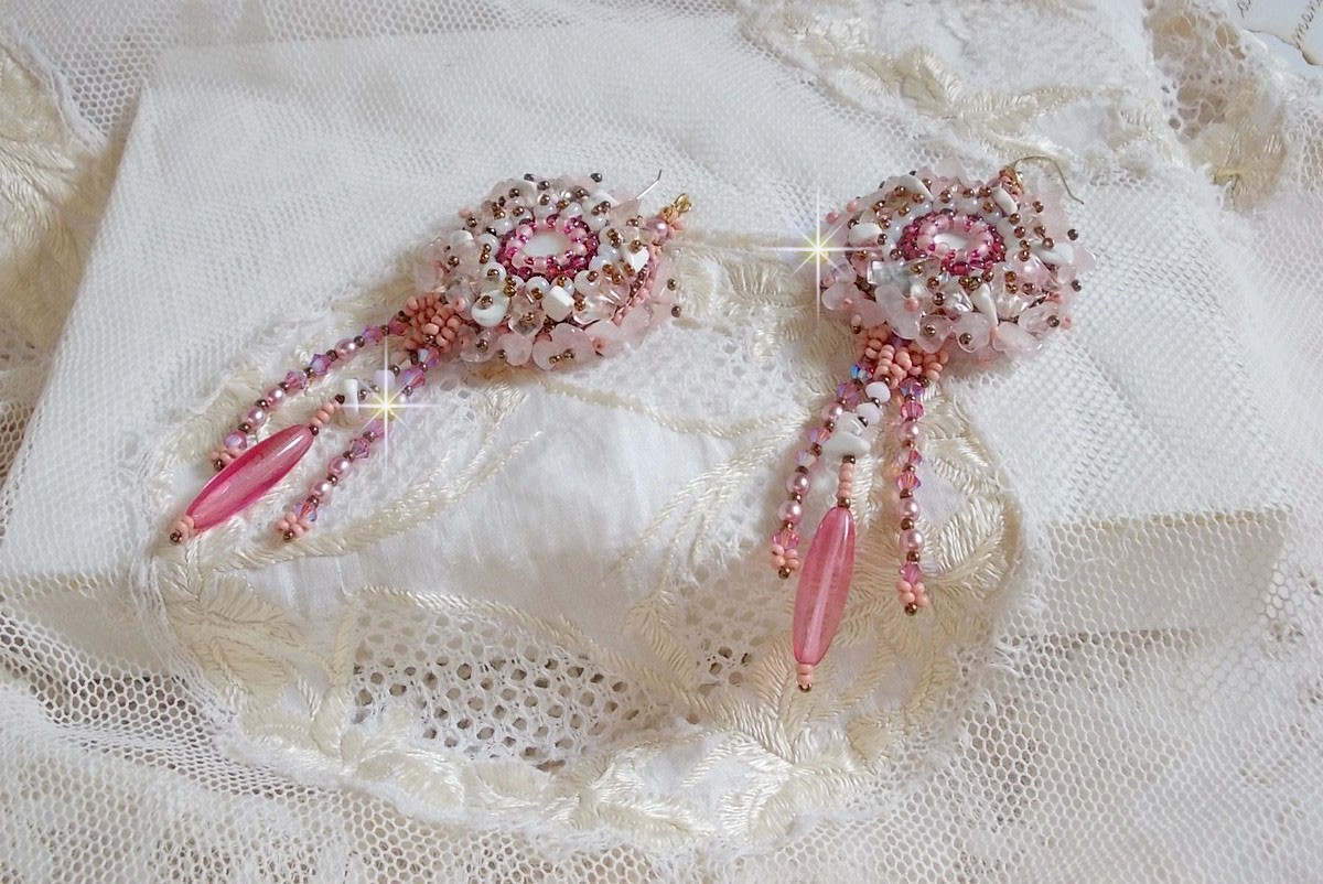 BO Rose Royale bordado com cabochões de madrepérola, lascas de quartzo branco e Howlite, Cristais Swarovski, Foguetes Rosa, contas de sementes e ganchos de 14 quilates cheios de ouro