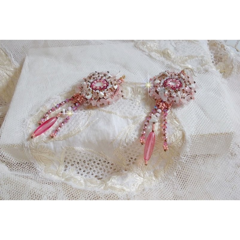BO Rose Royale bordado com cabochões de madrepérola, lascas de quartzo branco e Howlite, Cristais Swarovski, Foguetes Rosa, contas de sementes e ganchos de 14 quilates cheios de ouro
