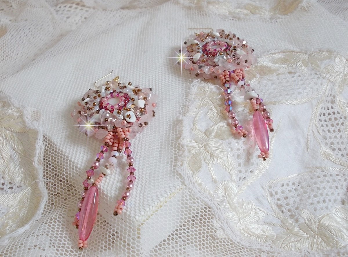 BO Rose Royale bordado com cabochões de madrepérola, lascas de quartzo branco e Howlite, Cristais Swarovski, Foguetes Rosa, contas de sementes e ganchos de 14 quilates cheios de ouro