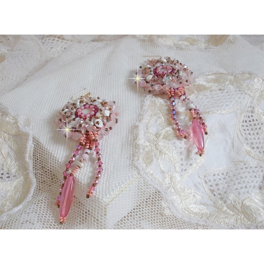 BO Rose Royale bordado com cabochões de madrepérola, lascas de quartzo branco e Howlite, Cristais Swarovski, Foguetes Rosa, contas de sementes e ganchos de 14 quilates cheios de ouro