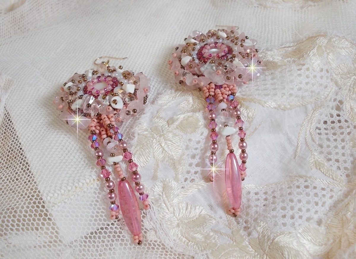 BO Rose Royale bordado com cabochões de madrepérola, lascas de quartzo branco e Howlite, Cristais Swarovski, Foguetes Rosa, contas de sementes e ganchos de 14 quilates cheios de ouro