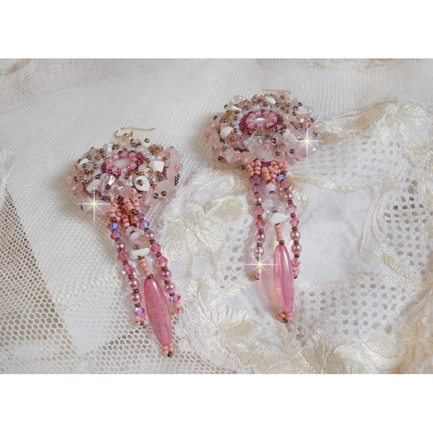 BO Rose Royale bordado com cabochões de madrepérola, lascas de quartzo branco e Howlite, Cristais Swarovski, Foguetes Rosa, contas de sementes e ganchos de 14 quilates cheios de ouro