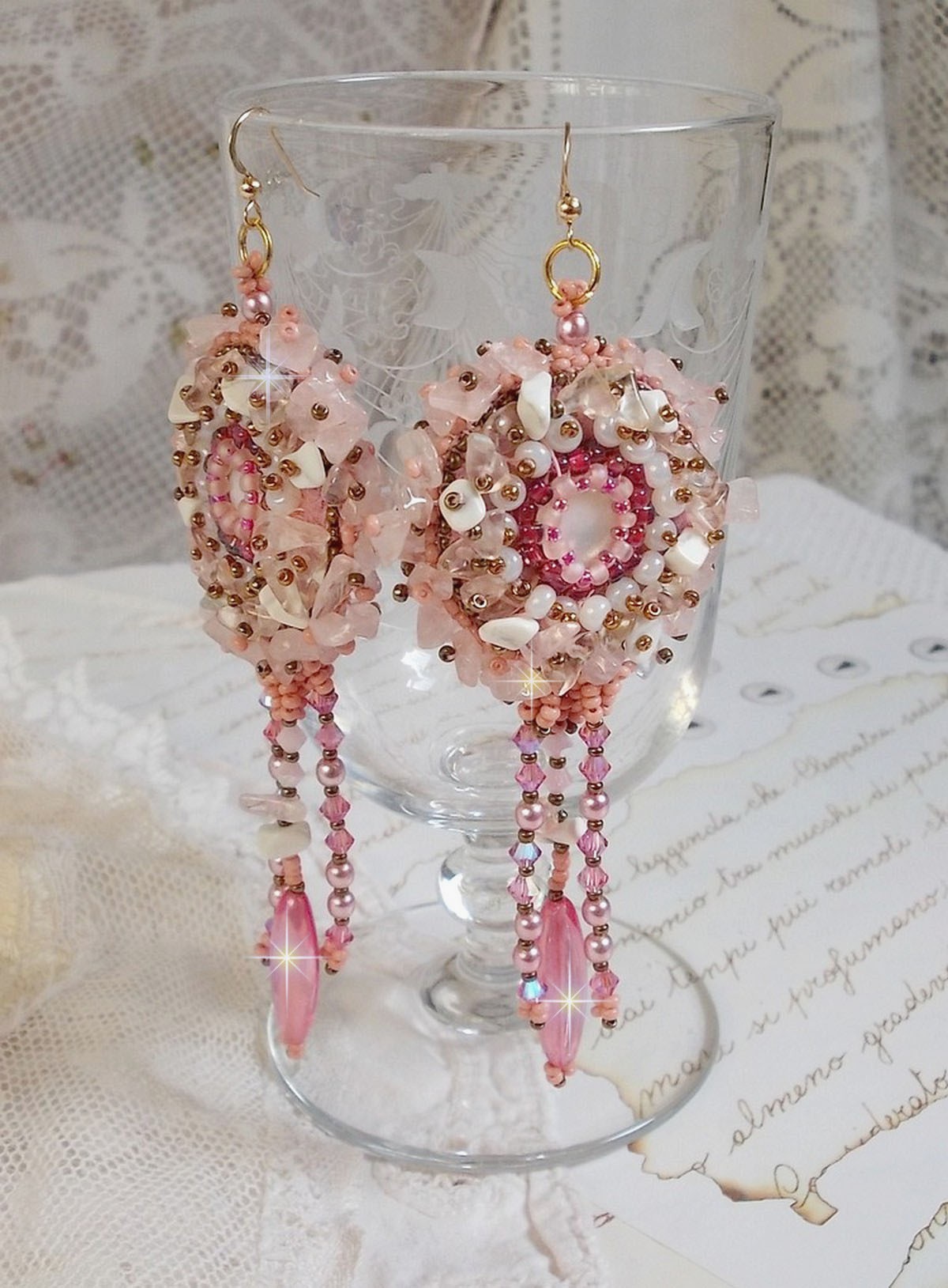 BO Rose Royale bordado com cabochões de madrepérola, lascas de quartzo branco e Howlite, Cristais Swarovski, Foguetes Rosa, contas de sementes e ganchos de 14 quilates cheios de ouro