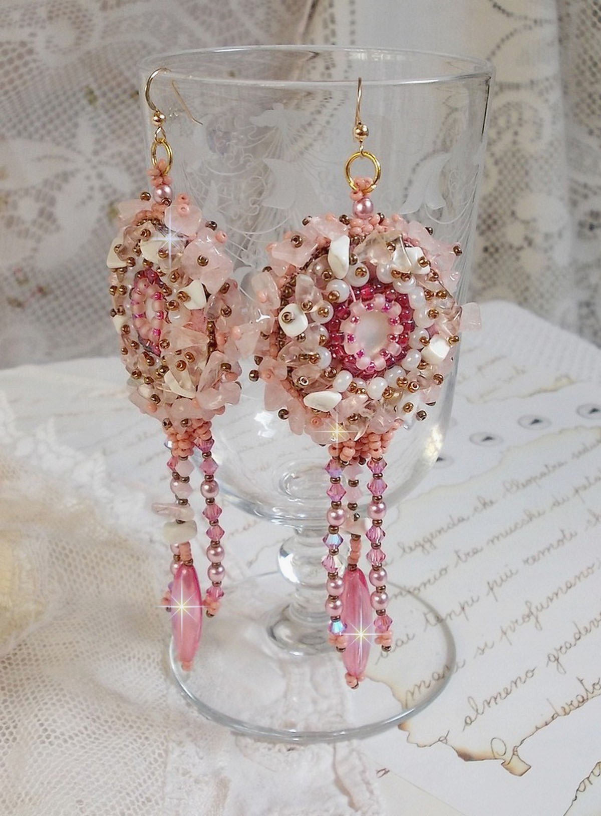 BO Rose Royale bordado com cabochões de madrepérola, lascas de quartzo branco e Howlite, Cristais Swarovski, Foguetes Rosa, contas de sementes e ganchos de 14 quilates cheios de ouro