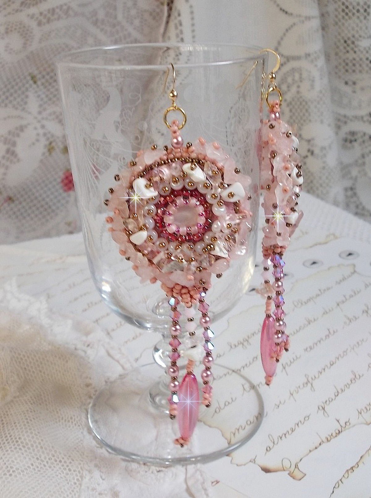 BO Rose Royale bordado com cabochões de madrepérola, lascas de quartzo branco e Howlite, Cristais Swarovski, Foguetes Rosa, contas de sementes e ganchos de 14 quilates cheios de ouro