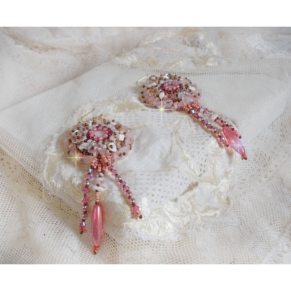 BO Rose Royale bordado com cabochões de madrepérola, lascas de quartzo branco e Howlite, Cristais Swarovski, Foguetes Rosa, contas de sementes e ganchos de 14 quilates cheios de ouro