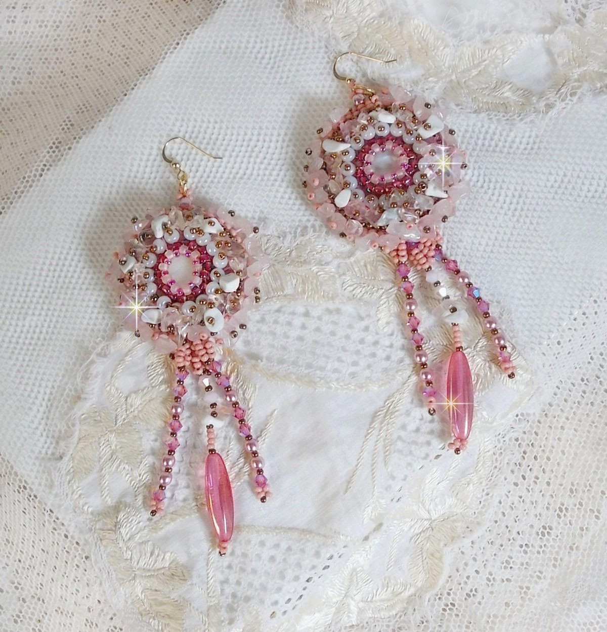 BO Rose Royale bordado com cabochões de madrepérola, lascas de quartzo branco e Howlite, Cristais Swarovski, Foguetes Rosa, contas de sementes e ganchos de 14 quilates cheios de ouro