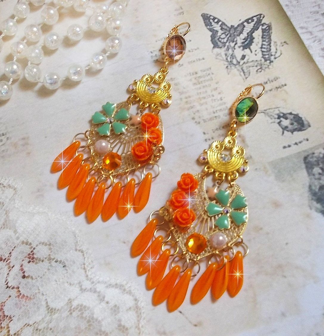 BO Roseraie Orange Roses criado com strass Swarovski e cabochons, flores, adagas cor de laranja, cabochons de vidro e acessórios de qualidade