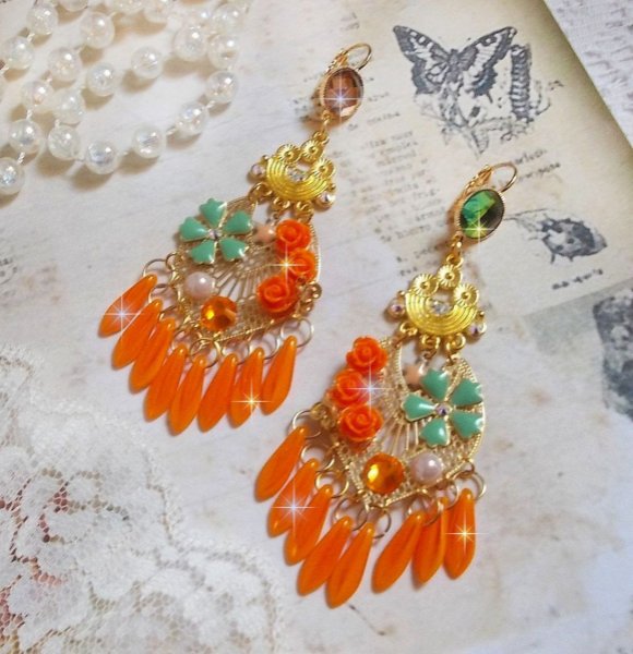 BO Roseraie Orange Roses criado com strass Swarovski e cabochons, flores, adagas cor de laranja, cabochons de vidro e acess&oacute;rios de qualidade