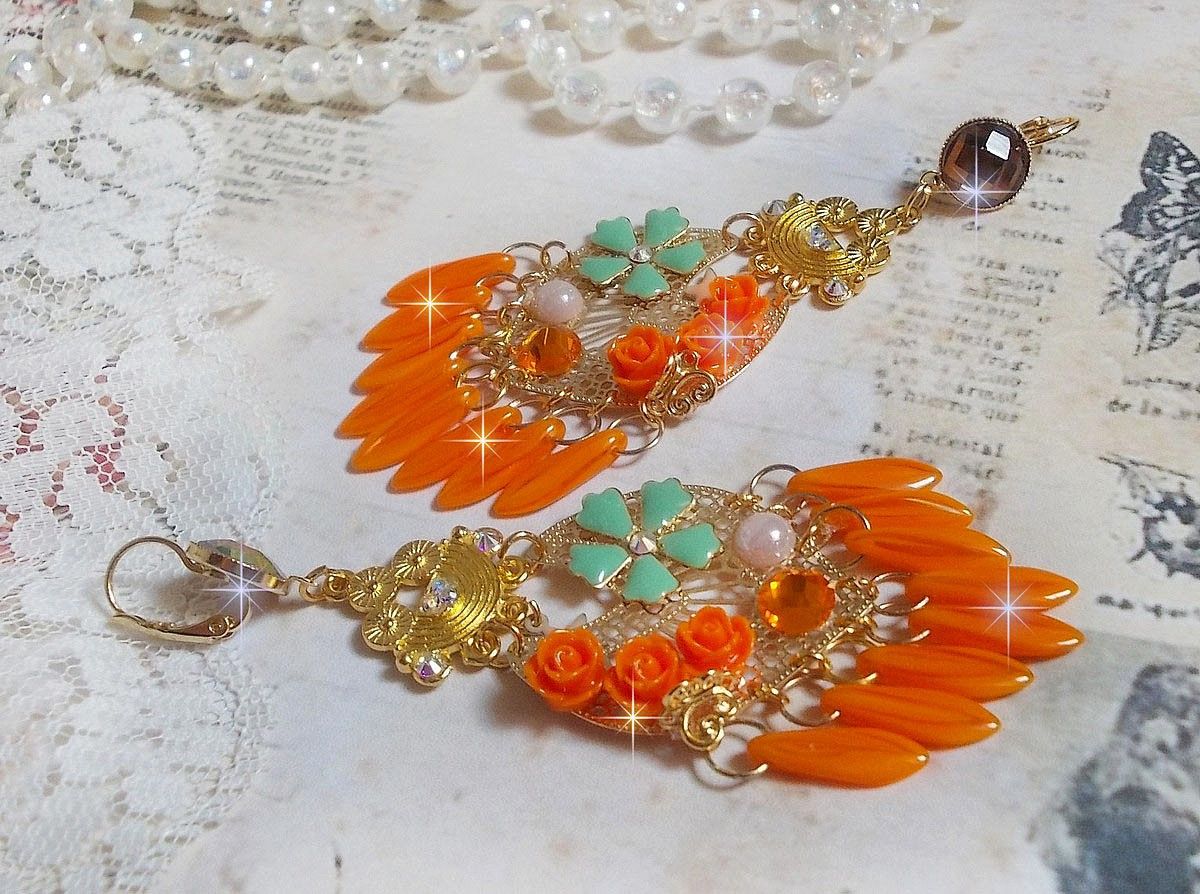 BO Roseraie Orange Roses criado com strass Swarovski e cabochons, flores, adagas cor de laranja, cabochons de vidro e acessórios de qualidade