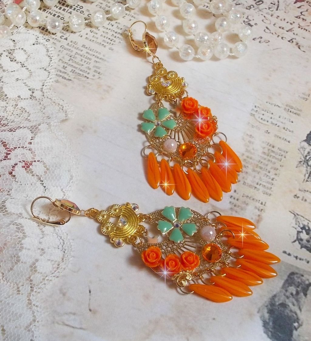 BO Roseraie Orange Roses criado com strass Swarovski e cabochons, flores, adagas cor de laranja, cabochons de vidro e acessórios de qualidade