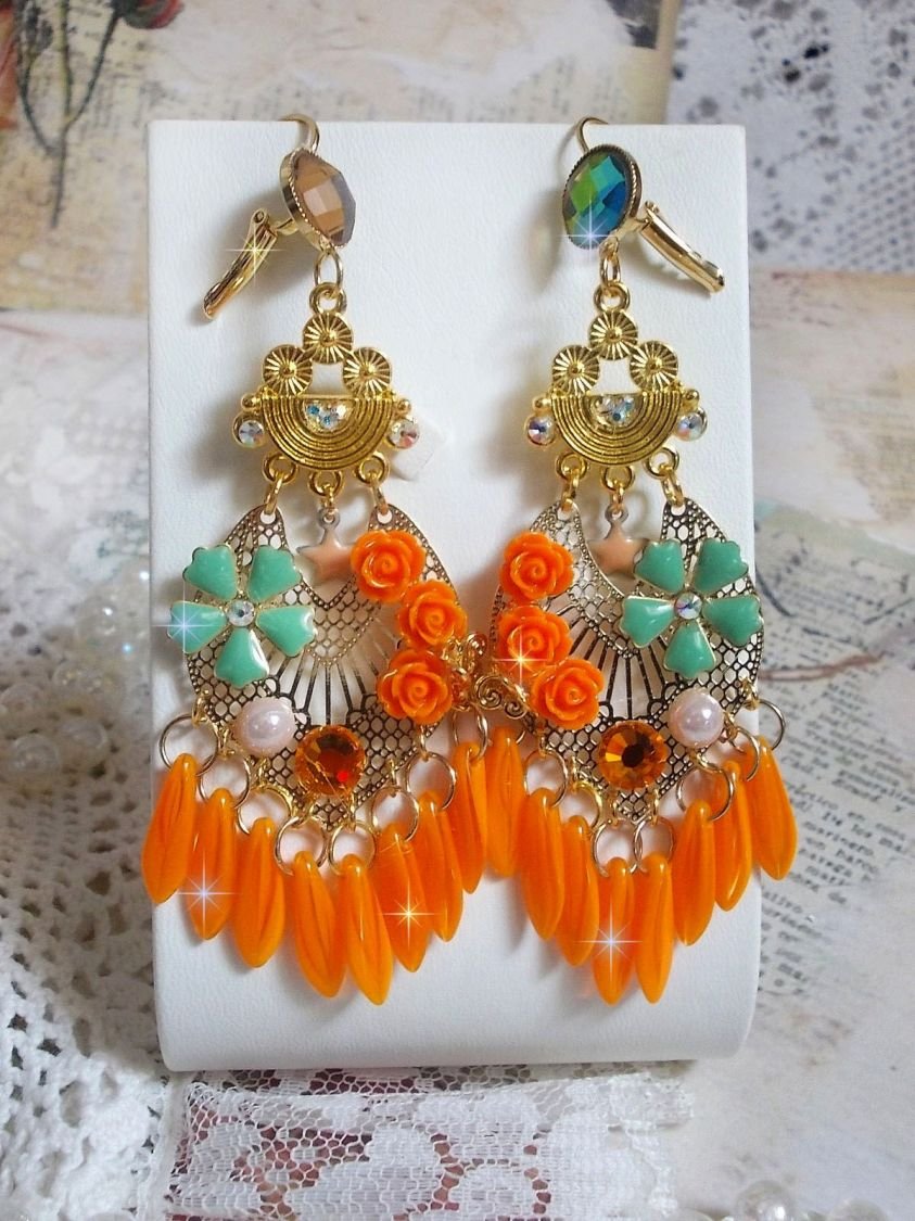 BO Roseraie Orange Roses criado com strass Swarovski e cabochons, flores, adagas cor de laranja, cabochons de vidro e acessórios de qualidade