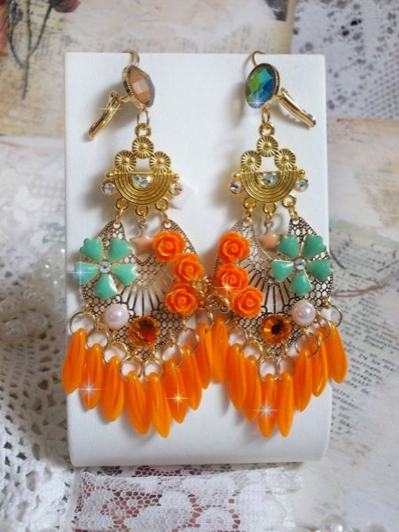 BO Roseraie Orange Roses criado com strass Swarovski e cabochons, flores, adagas cor de laranja, cabochons de vidro e acess&oacute;rios de qualidade