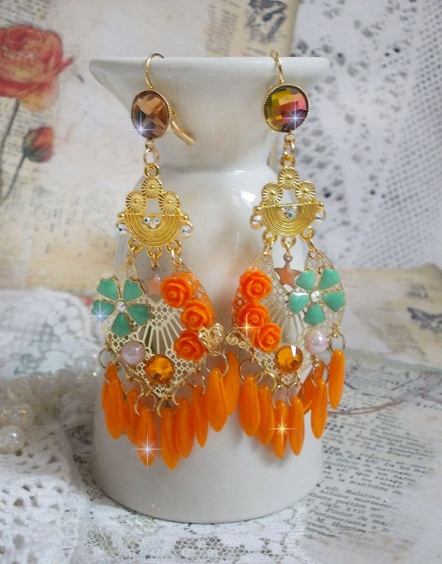 BO Roseraie Orange Roses criado com strass Swarovski e cabochons, flores, adagas cor de laranja, cabochons de vidro e acessórios de qualidade