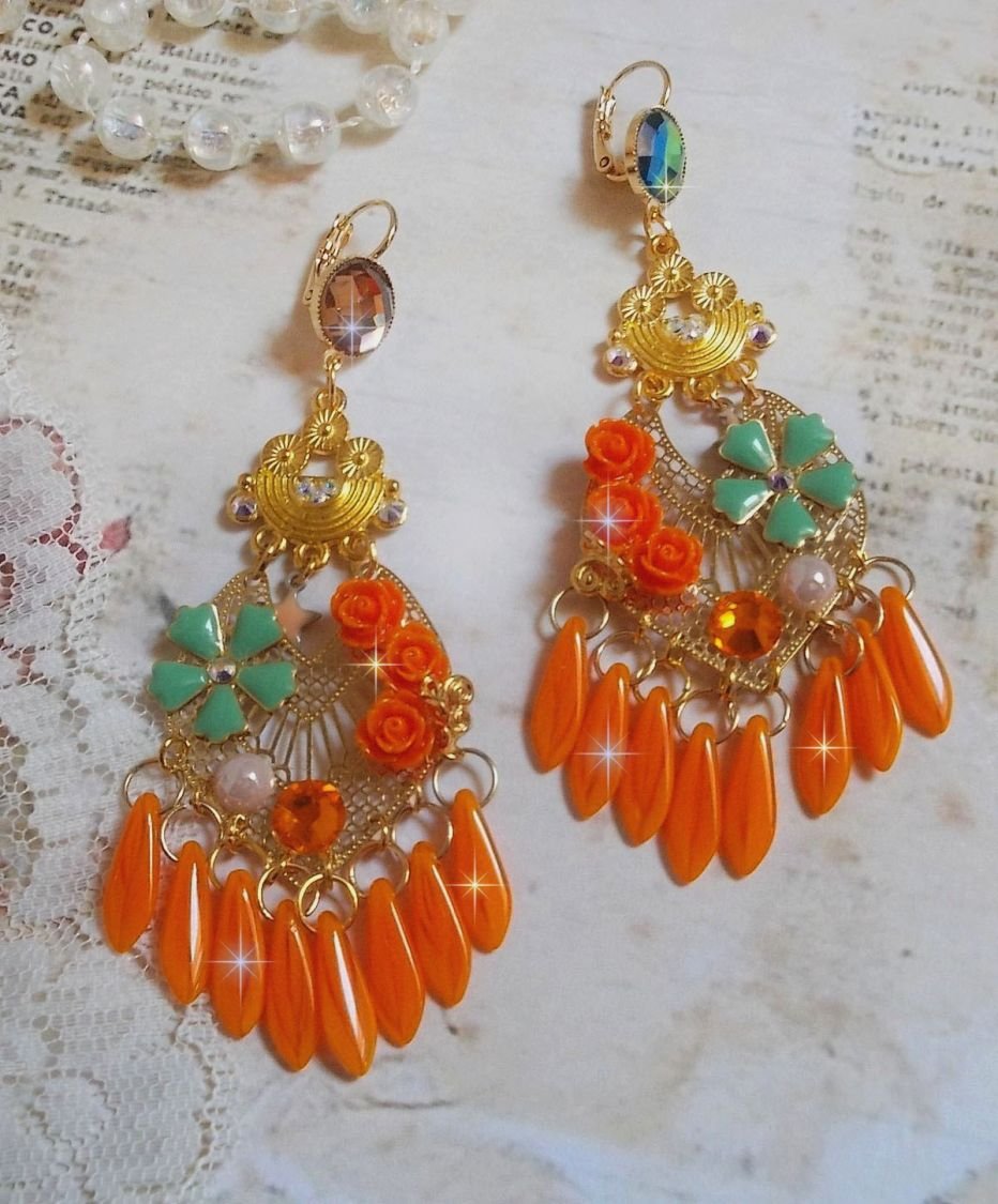 BO Roseraie Orange Roses criado com strass Swarovski e cabochons, flores, adagas cor de laranja, cabochons de vidro e acessórios de qualidade