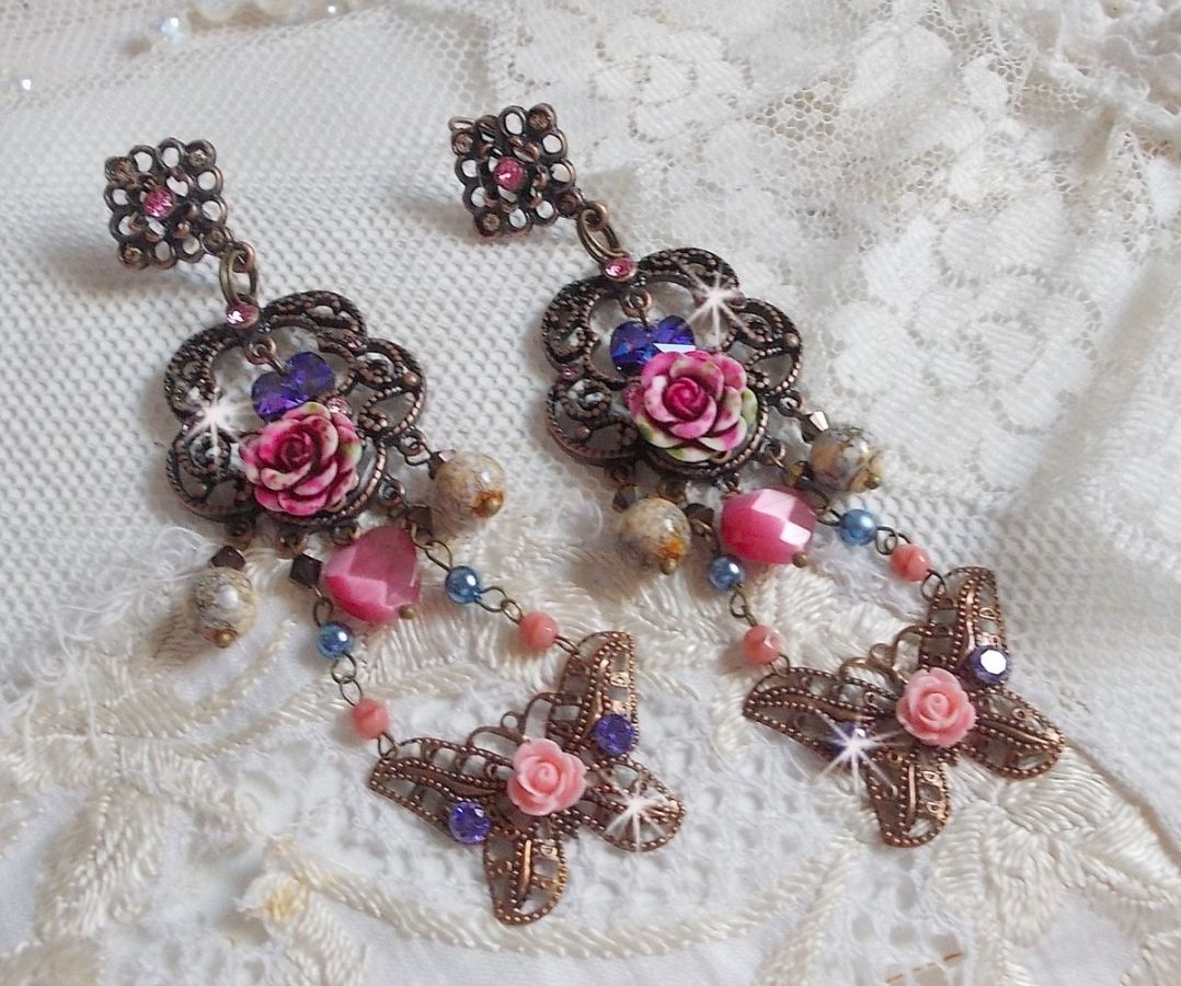 BO Rosas e Borboletas com estas estampas de flores doces e borboletas, contas de vidro olho de gato e facetas de mármore rosa