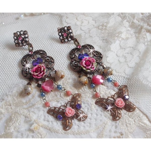 BO Rosas e Borboletas com estas estampas de flores doces e borboletas, contas de vidro olho de gato e facetas de m&aacute;rmore rosa