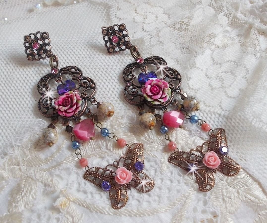 BO Rosas e Borboletas com estas estampas de flores doces e borboletas, contas de vidro olho de gato e facetas de mármore rosa