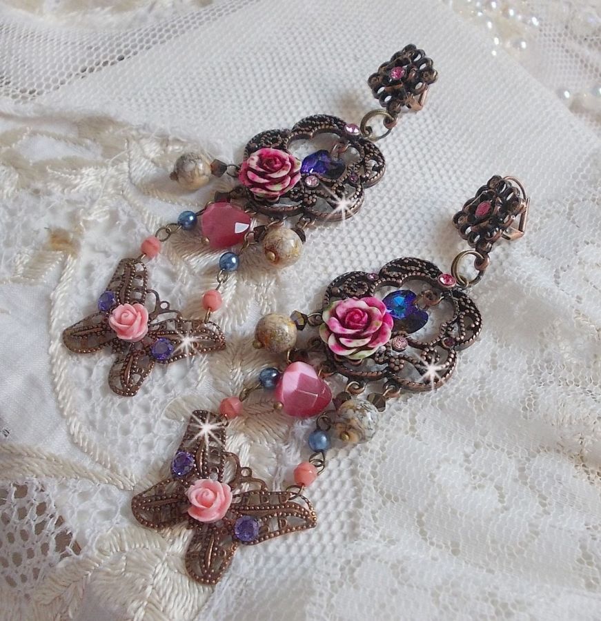 BO Rosas e Borboletas com estas estampas de flores doces e borboletas, contas de vidro olho de gato e facetas de mármore rosa