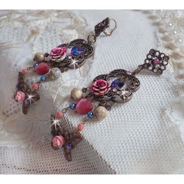 BO Rosas e Borboletas com estas estampas de flores doces e borboletas, contas de vidro olho de gato e facetas de m&aacute;rmore rosa