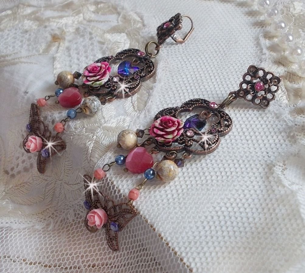 BO Rosas e Borboletas com estas estampas de flores doces e borboletas, contas de vidro olho de gato e facetas de mármore rosa
