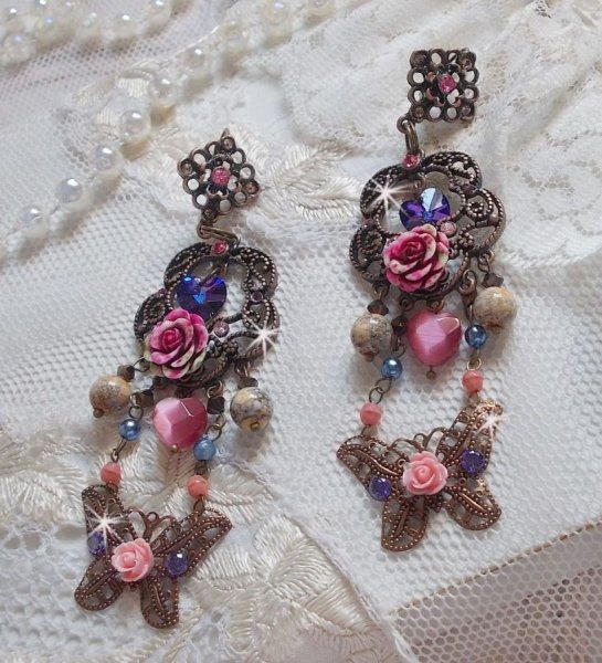 BO Rosas e Borboletas com estas estampas de flores doces e borboletas, contas de vidro olho de gato e facetas de m&aacute;rmore rosa