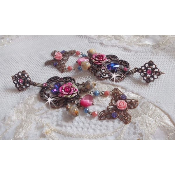 BO Rosas e Borboletas com estas estampas de flores doces e borboletas, contas de vidro olho de gato e facetas de mármore rosa