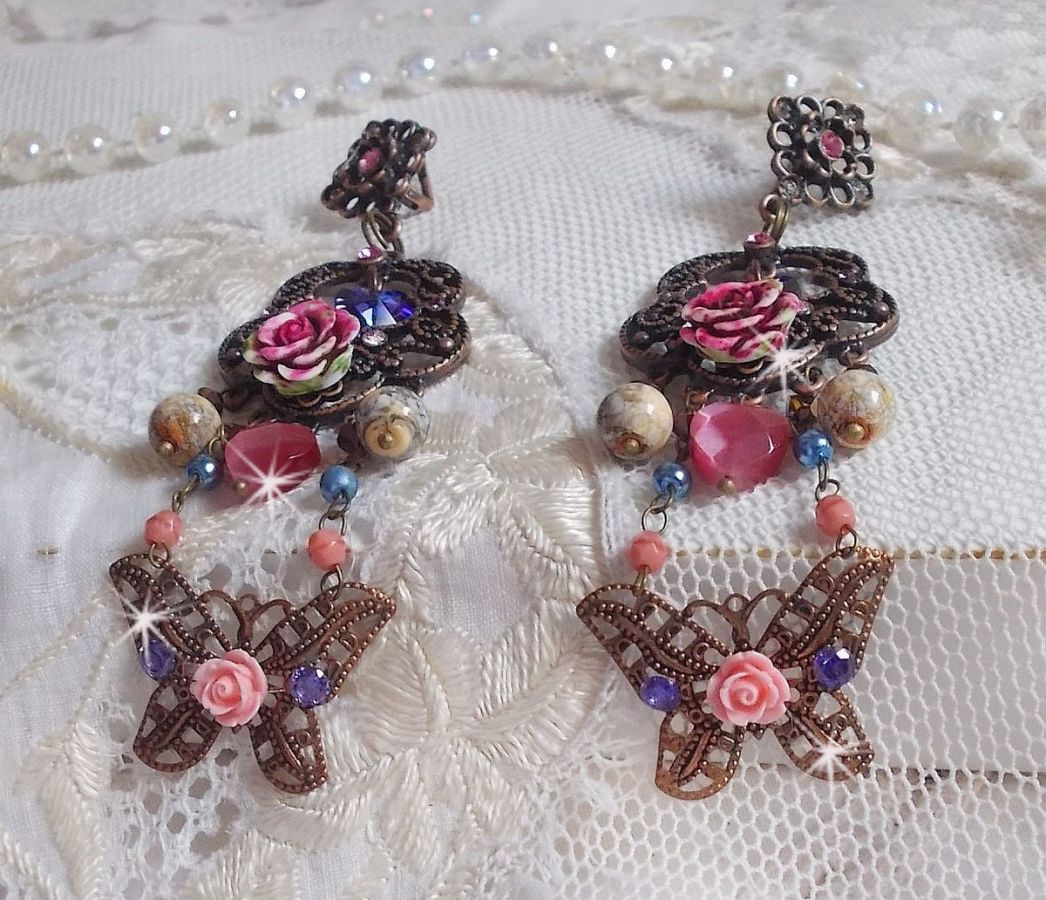 BO Rosas e Borboletas com estas estampas de flores doces e borboletas, contas de vidro olho de gato e facetas de mármore rosa