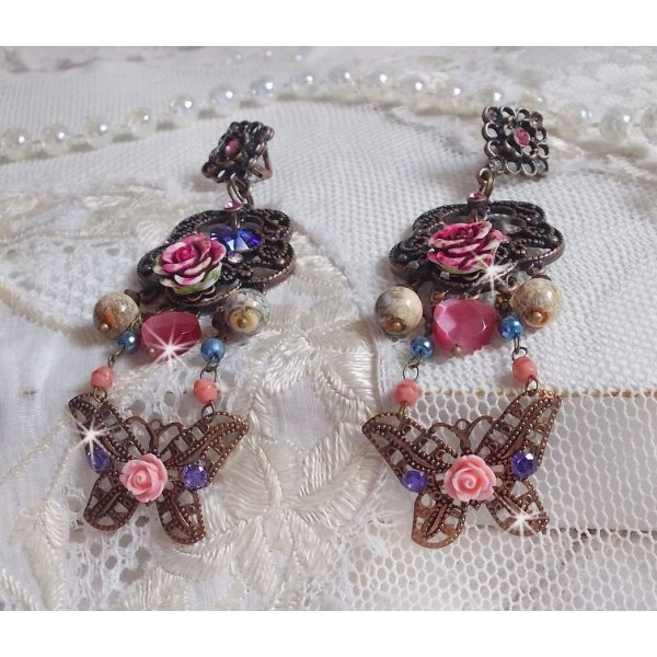 BO Rosas e Borboletas com estas estampas de flores doces e borboletas, contas de vidro olho de gato e facetas de m&aacute;rmore rosa