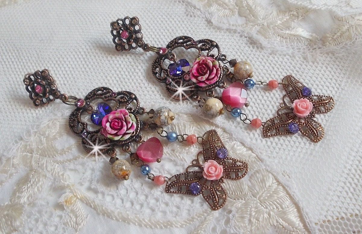 BO Rosas e Borboletas com estas estampas de flores doces e borboletas, contas de vidro olho de gato e facetas de mármore rosa