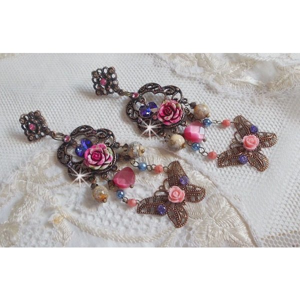 BO Rosas e Borboletas com estas estampas de flores doces e borboletas, contas de vidro olho de gato e facetas de mármore rosa