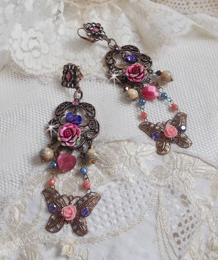 BO Rosas e Borboletas com estas estampas de flores doces e borboletas, contas de vidro olho de gato e facetas de mármore rosa