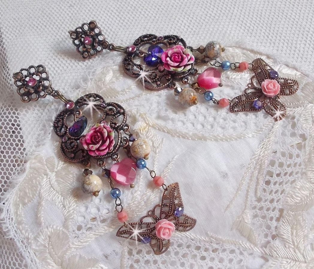 BO Rosas e Borboletas com estas estampas de flores doces e borboletas, contas de vidro olho de gato e facetas de mármore rosa