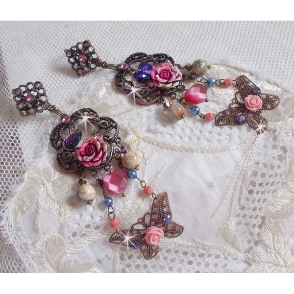 BO Rosas e Borboletas com estas estampas de flores doces e borboletas, contas de vidro olho de gato e facetas de m&aacute;rmore rosa