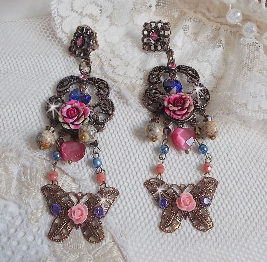 BO Rosas e Borboletas com estas estampas de flores doces e borboletas, contas de vidro olho de gato e facetas de mármore rosa