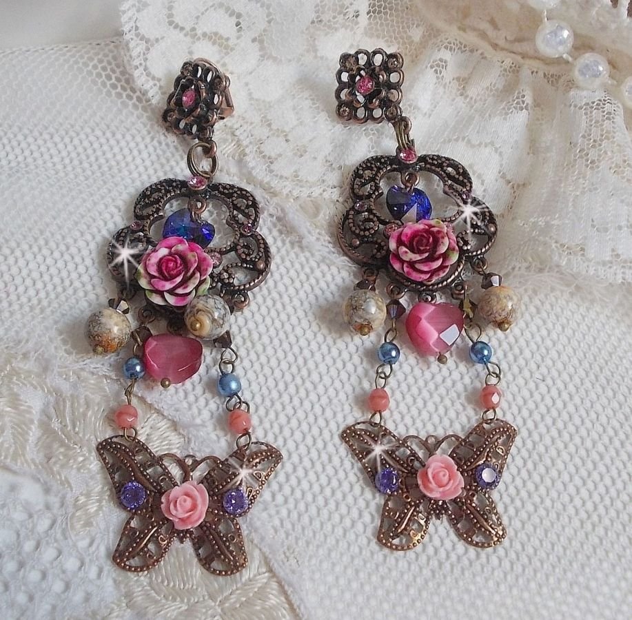 BO Rosas e Borboletas com estas estampas de flores doces e borboletas, contas de vidro olho de gato e facetas de mármore rosa