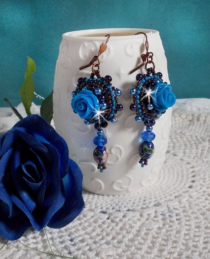 BO Royal Blue Roses bordadas com rosas de resina, contas de pérolas, pingentes de porcelana cloisonne, facetas e rocailles