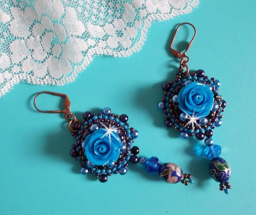 BO Royal Blue Roses bordadas com rosas de resina, contas de pérolas, pingentes de porcelana cloisonne, facetas e rocailles