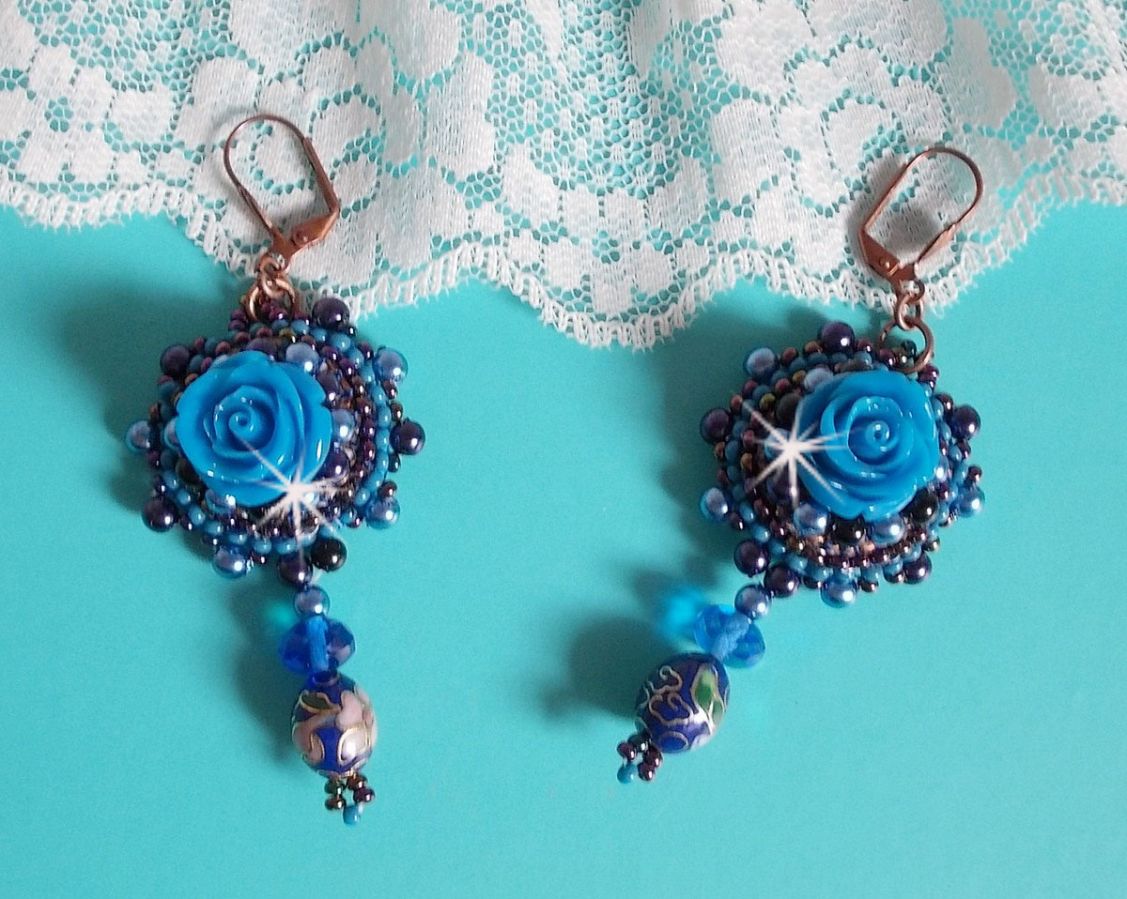 BO Royal Blue Roses bordadas com rosas de resina, contas de pérolas, pingentes de porcelana cloisonne, facetas e rocailles