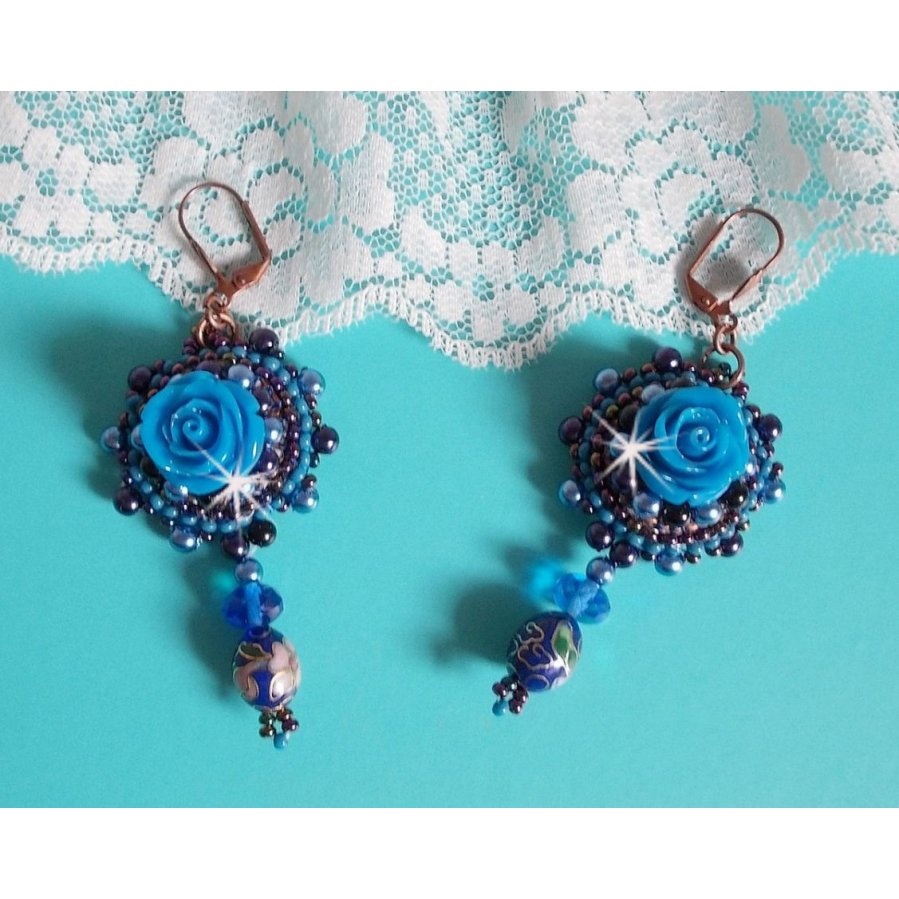 BO Royal Blue Roses bordadas com rosas de resina, contas de pérolas, pingentes de porcelana cloisonne, facetas e rocailles