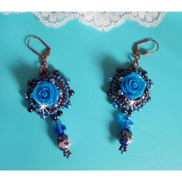 BO Royal Blue Roses bordadas com rosas de resina, contas de p&eacute;rolas, pingentes de porcelana cloisonne, facetas e rocailles