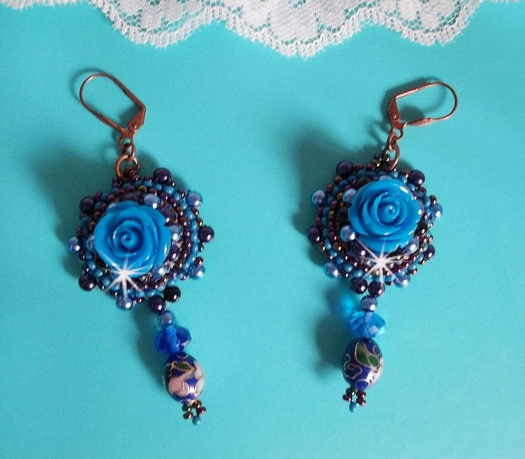 BO Royal Blue Roses bordadas com rosas de resina, contas de pérolas, pingentes de porcelana cloisonne, facetas e rocailles