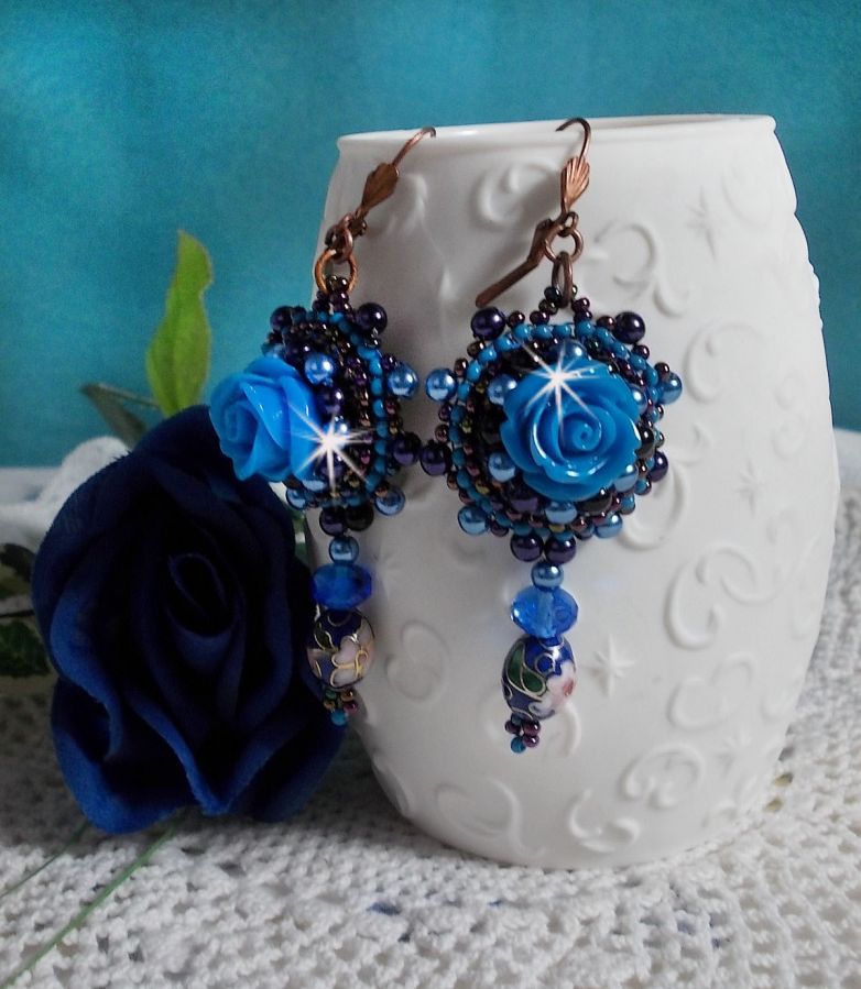 BO Royal Blue Roses bordadas com rosas de resina, contas de pérolas, pingentes de porcelana cloisonne, facetas e rocailles