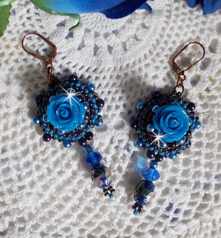 BO Royal Blue Roses bordadas com rosas de resina, contas de pérolas, pingentes de porcelana cloisonne, facetas e rocailles